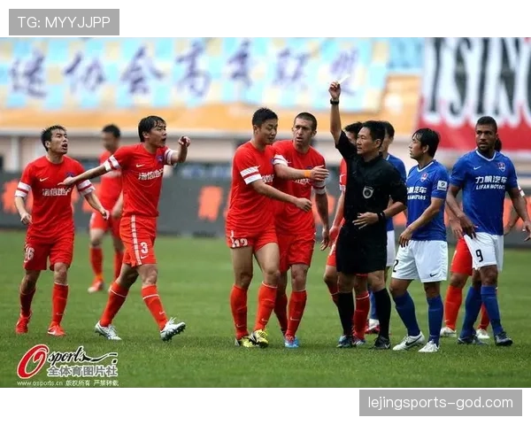 换下球员违规行为规则全解：裁判如何判罚边线冲突？